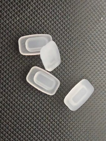 NOSKI DO OKULARÓW 4szt 11x6mm antypoślizgowe transparentne wciskane