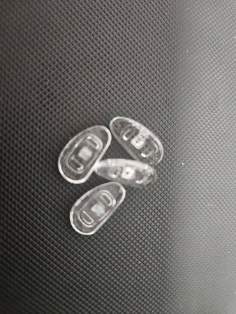 NOSKI DO OKULARÓW 4szt 14,6x8,2mm antypoślizgowe transparentne przykręcane