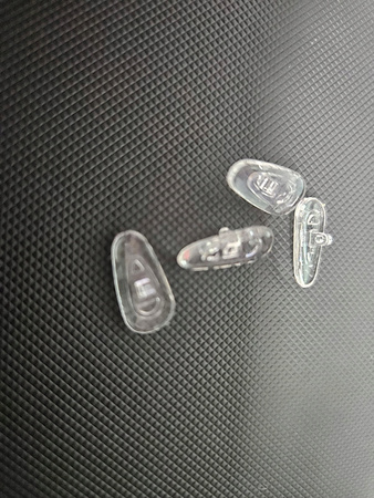 NOSKI DO OKULARÓW 4szt 15x7,5mm antypoślizgowe transparentne przykręcane